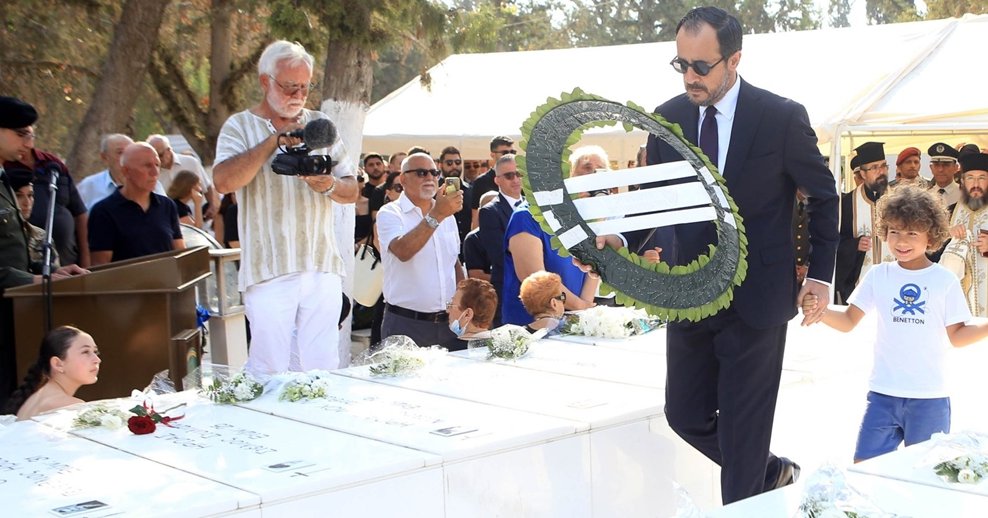Στεφάνι από τον Πρόεδρο στην εκδήλωση στο Μνημείο Αντιστασιακών στο Πάρκο Προεδρικού