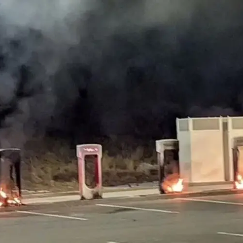 Αυξάνονται οι διαδηλώσεις κατά του Μασκ-Επιθέσεις σε χώρους της Tesla με βόμβες μολότοφ και όπλα