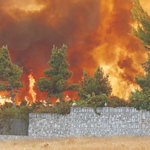 Ανεξέλεγκτη η φωτιά στην Κρήτη-Τέσσερις τραυματίες, διασωληνωμένος ο ένας (Vids&pics)