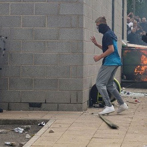 Στο δικαστήριο ύποπτοι για ακροδεξιές ταραχές στο Ηνωμένο Βασίλειο-Στους δρόμους 6.000 αστυνομικοί