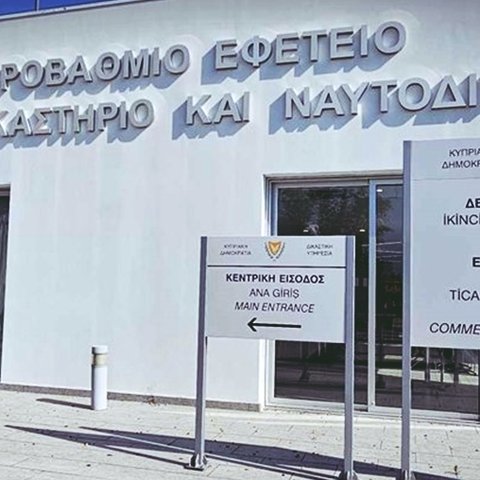 Επιδείκνυε τα γεννητικά του όργανα και αυνανιζόταν δημοσίως-Το απέδωσε σε… ορμονικές διαταραχές η υπεράσπιση