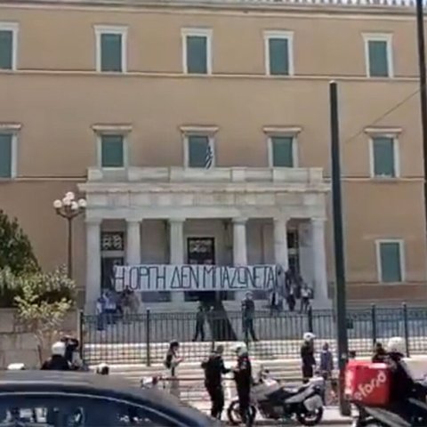 ΒΙΝΤΕΟ: Μέλη του Ρουβίκωνα κρέμασαν πανό για τα Τέμπη σε Βουλή και Προεδρικό Μέγαρο