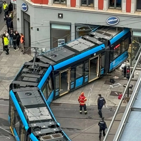 Τραμ κατέπεσε σε κατάστημα στο Όσλο-Τέσσερις τραυματίες (εικόνες)