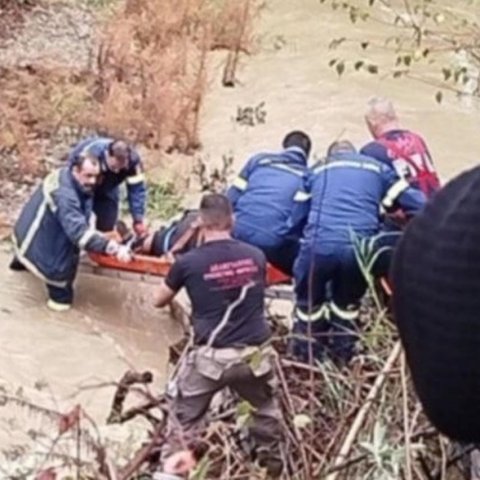 Άνδρας παρασύρθηκε από χείμαρρο στην Αιτωλοακαρνανία και τραυματίστηκε