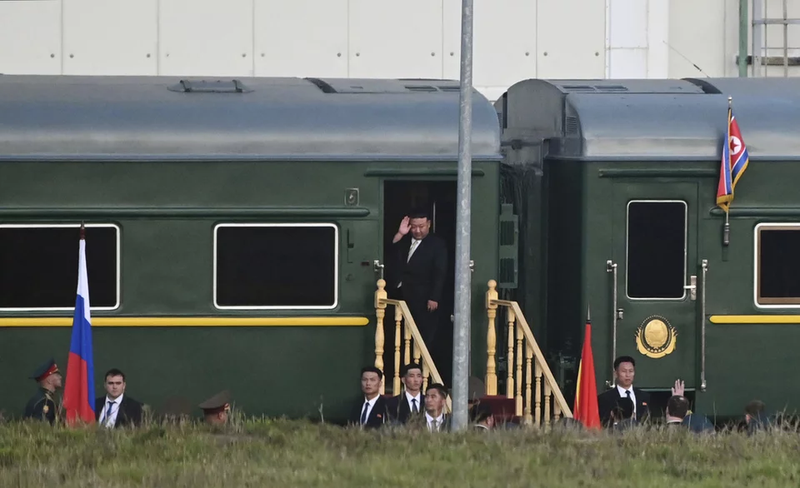 Kim-Jong-Un-xaireta-treno.jpg