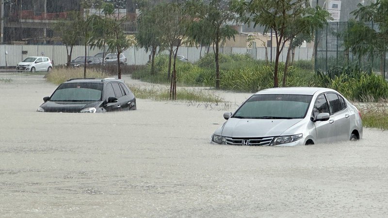 skynews-cars-flooding-floods_6523490