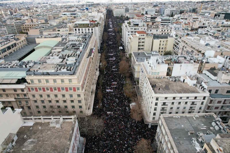 Πλημμύρισαν από κόσμο δρόμοι και πλατείες όλης της Ελλάδας για τα Τέμπη