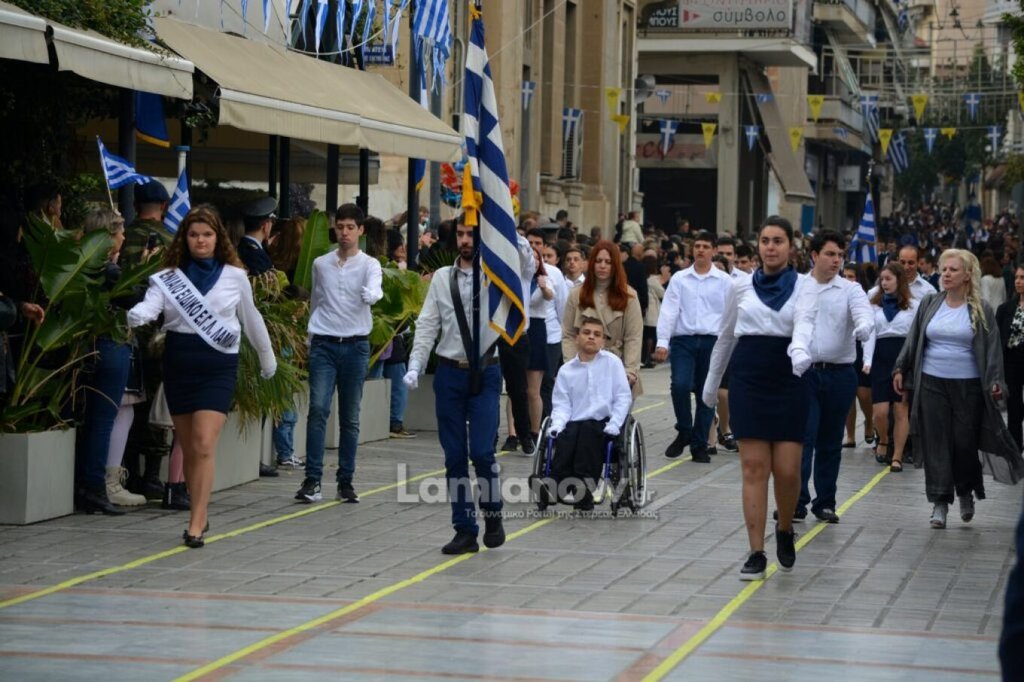 ΒΙΝΤΕΟ: Μαθητής στη Λαμία σηκώθηκε από το αμαξίδιο και παρέλασε όρθιος συγκινώντας το κοινό