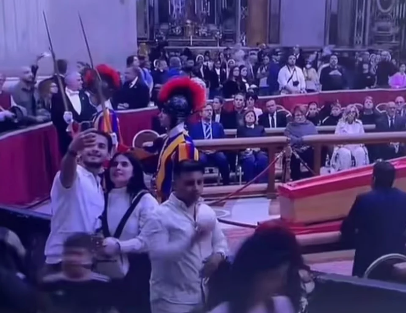 Οργή για τις μακάβριες selfies με τον νεκρό Πάπα-Πιστοί φωτογραφίζονται με τη σορό του