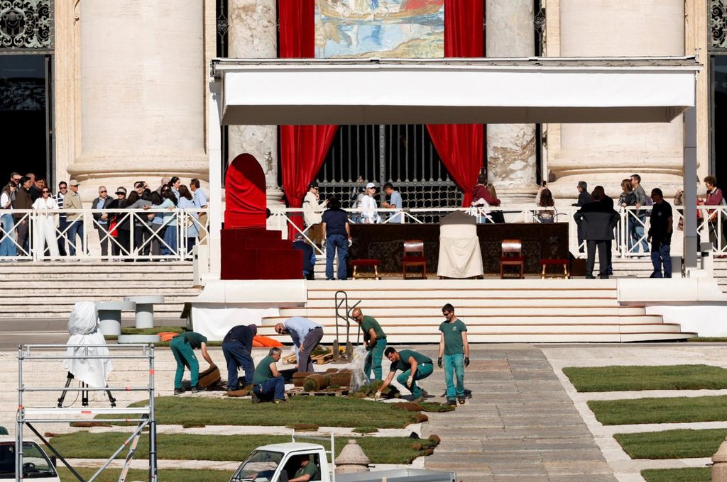 2025-05-17T084147Z_1566496500_RC2IJEAYFXMR_RTRMADP_5_POPE-LEO-PREPARATIONS