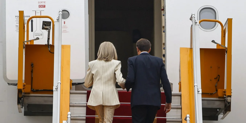 macron-brigitte-aeroplano-agkaze-4.jpg