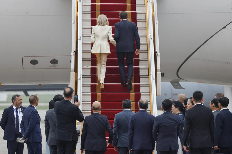 macron-brigitte-aeroplano-agkaze-5.jpg