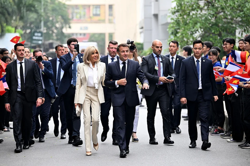macron-brigitte-aeroplano-agkaze-6.jpg