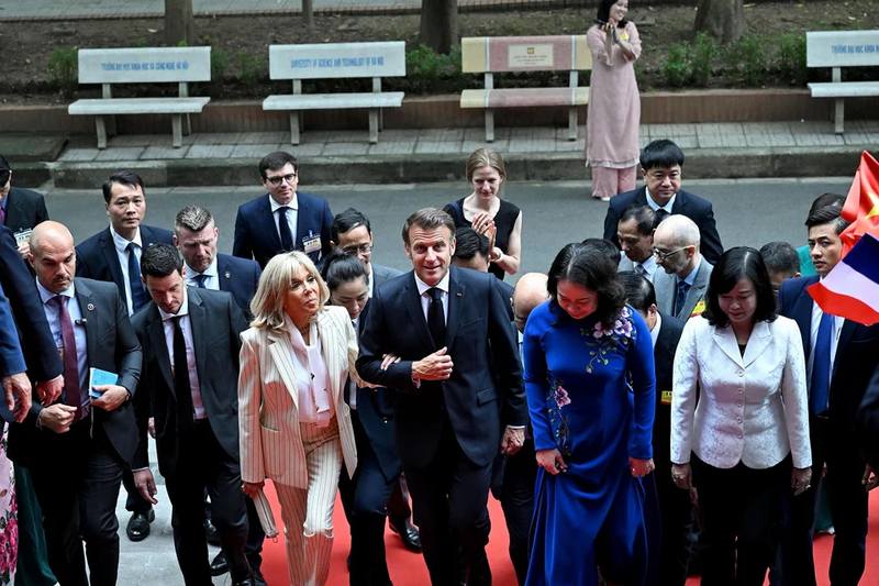 macron-brigitte-aeroplano-agkaze-7.jpg