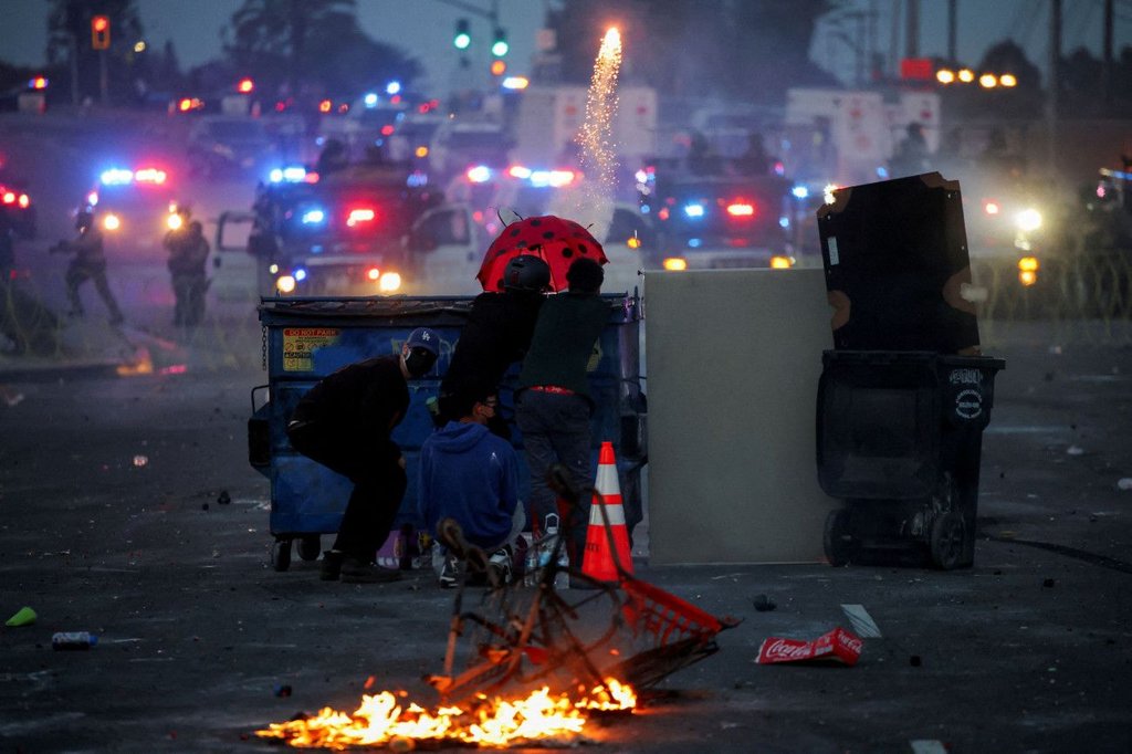 2025-06-08T122003Z_1516713227_RC23YEA74CWW_RTRMADP_5_USA-MIGRATION-PROTEST-LOS-ANGELES