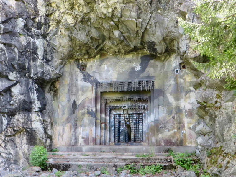 Reduit-National-Swiss-Army-Bunker-Tour-Customized-Private-Tours-in-Switzerland-by-Erwin-Tours-of-Switzerland-Photo-@-Erwin-Fassler-Photography-.jpg
