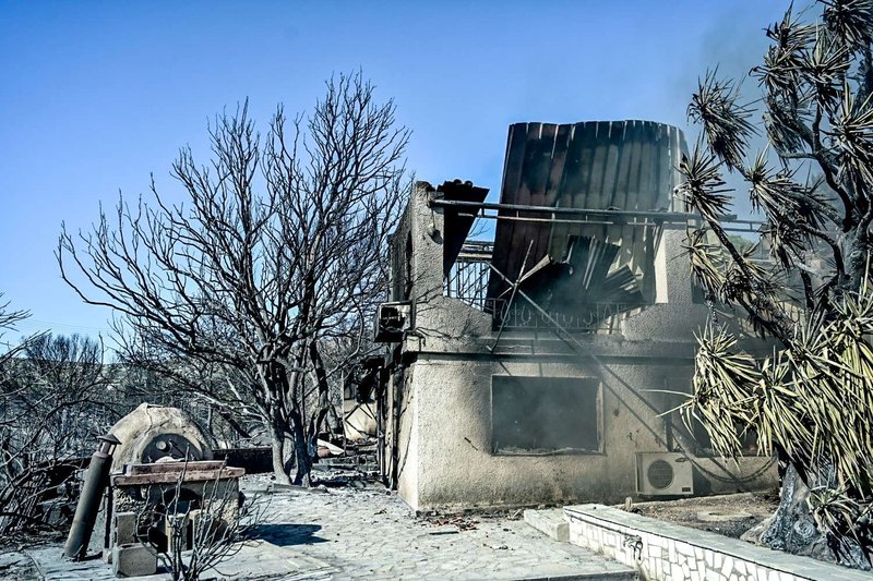Συγκλονιστικές εικόνες από τη φωτιά στην Ελλάδα-Έγιναν στάχτη σπίτια, μάχη για πλήρη έλεγχο