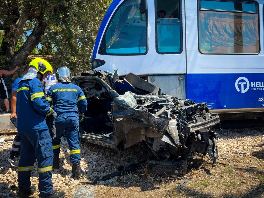 ΒΙΝΤΕΟ: Σύγκρουση συρμού του Προαστιακού με ΙΧ στην Πάτρα-Είχε εγκλωβιστεί ο οδηγός ΒΙΝΤΕΟ: Σύγκρουση συρμού του Προαστιακού με ΙΧ στην Πάτρα-Είχε εγκλωβιστεί ο οδηγός