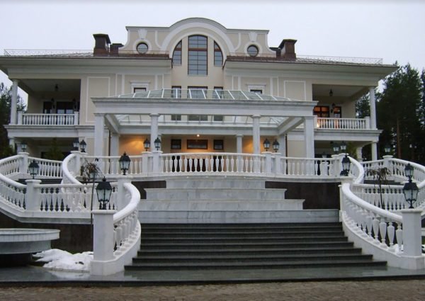 main-building-secret-northern-palace-647748078-600x425