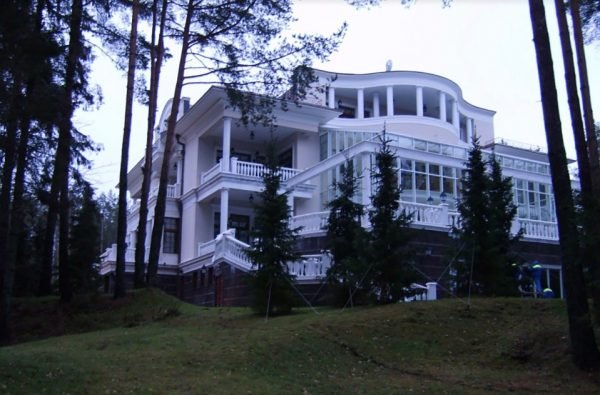 main-building-secret-northern-palace-647748077-1-600x395